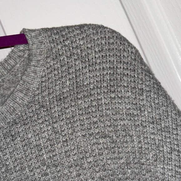 Gap women’s Gray Knit Sweater - Picture 5 of 10